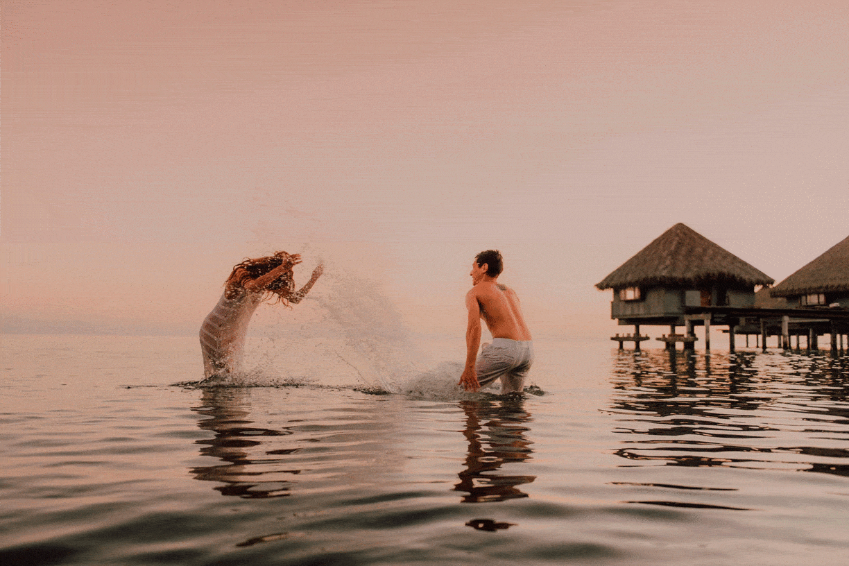 Séance photo de couple sur la plage de l'hôtel Le Méridien Tahiti