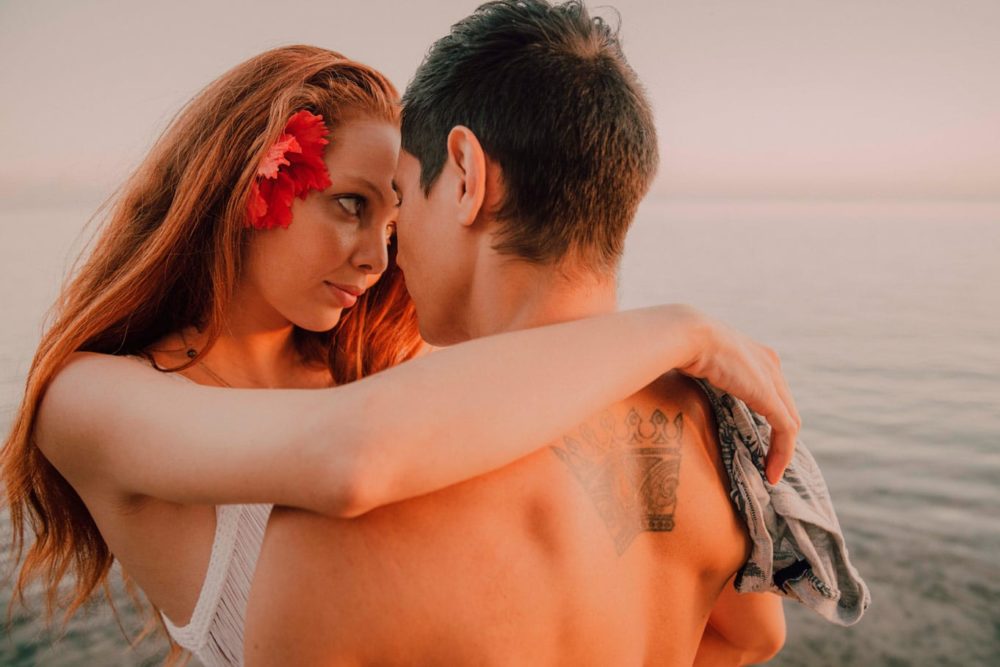 Couple photo shoot on the beach of the hotel Le Méridien Tahiti at sunset