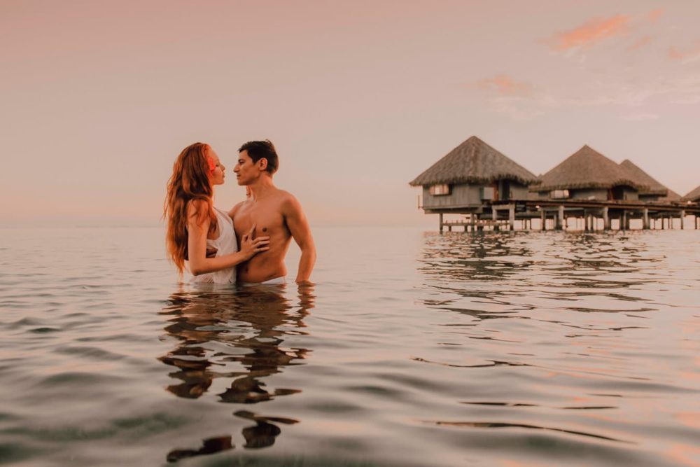 Couple photo shoot on the beach of the hotel Le Méridien Tahiti at sunset