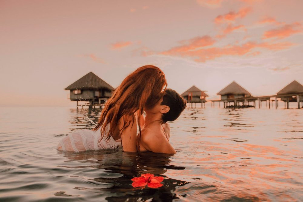 Couple photo shoot on the beach of the hotel Le Méridien Tahiti at sunset