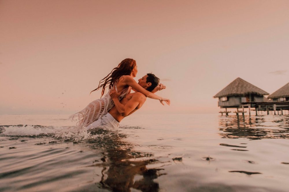 Couple photo shoot on the beach of the hotel Le Méridien Tahiti at sunset