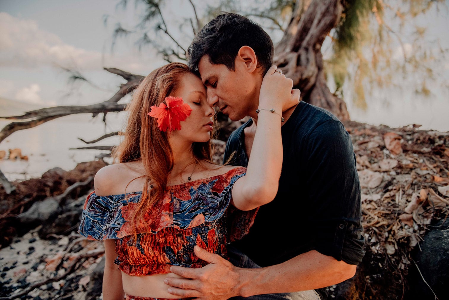 Séance photo de couple sur la plage de l'hôtel Le Méridien Tahiti