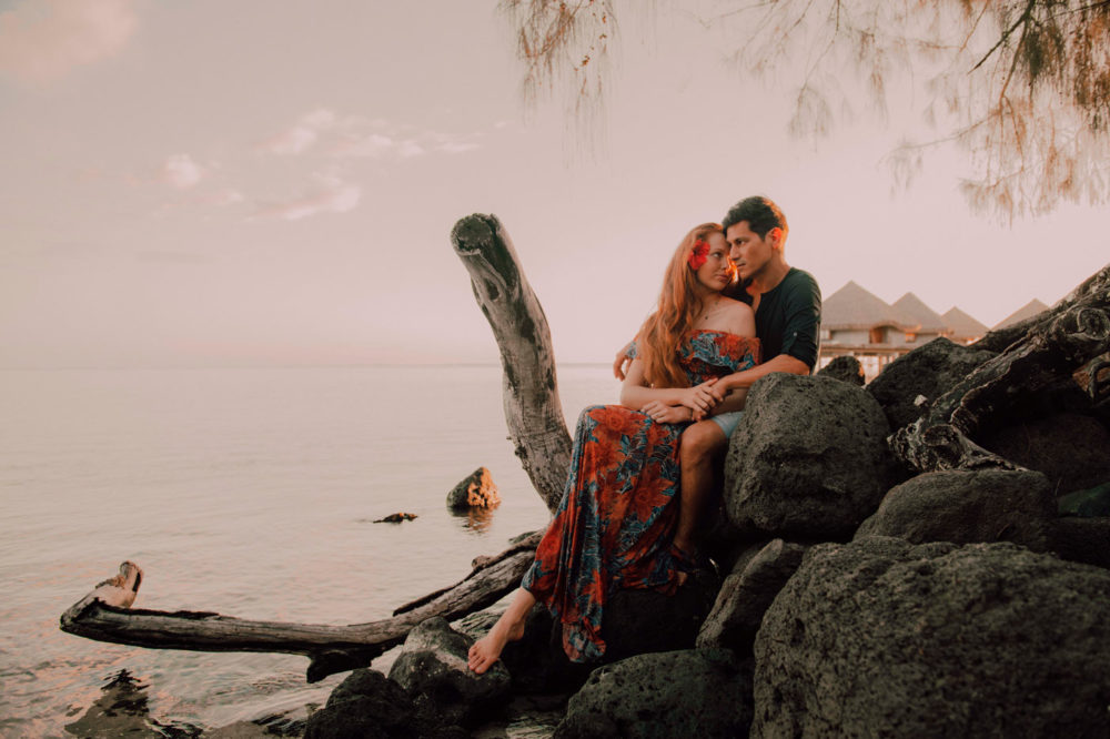 Séance photo de couple sur la plage de l'hôtel Le Méridien Tahiti