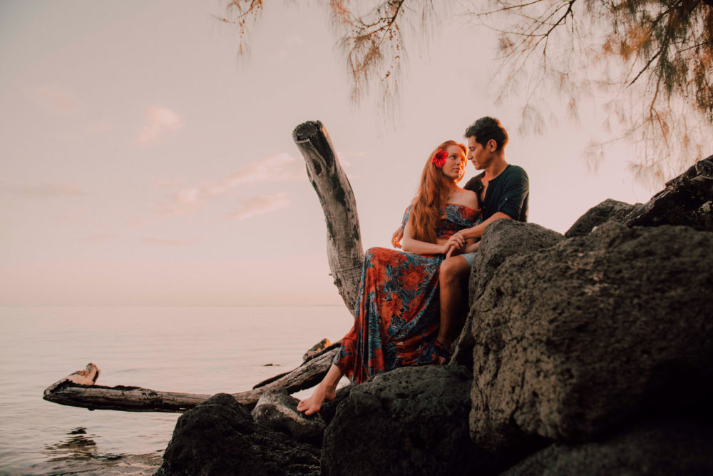 Séance photo de couple sur la plage de l'hôtel Le Méridien Tahiti