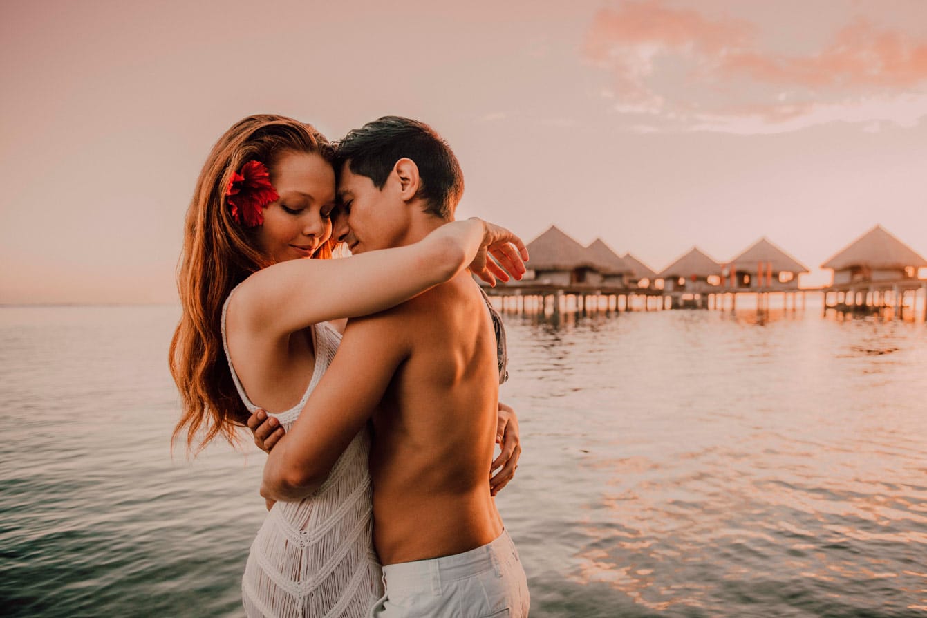 Séance photo de couple sur la plage de l'hôtel Le Méridien Tahiti