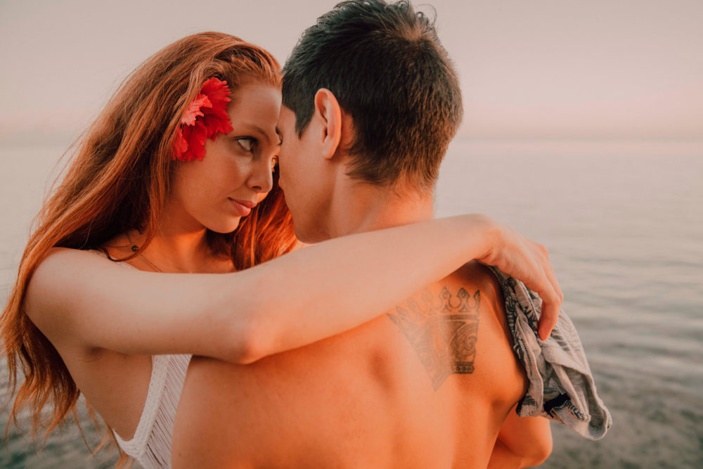 Séance photo de couple sur la plage de l'hôtel Le Méridien Tahiti