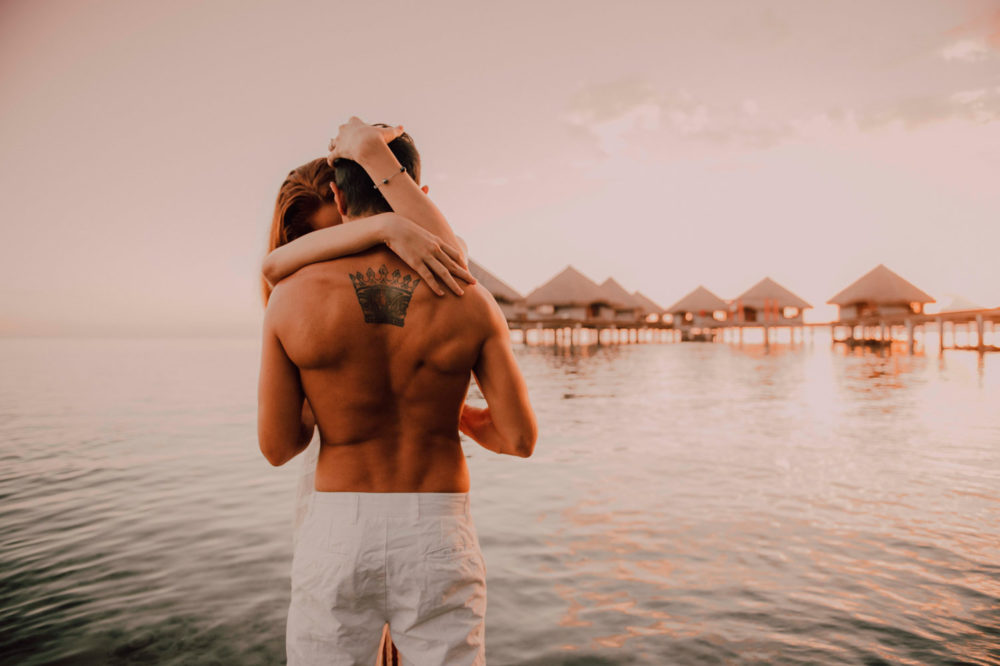 Séance photo de couple sur la plage de l'hôtel Le Méridien Tahiti
