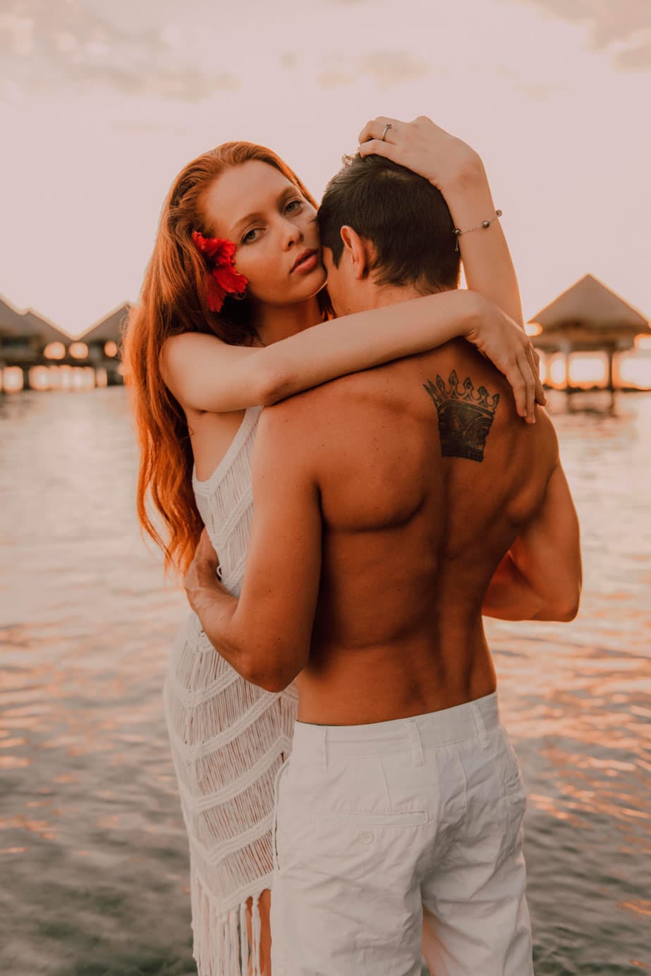 Séance photo de couple sur la plage de l'hôtel Le Méridien Tahiti