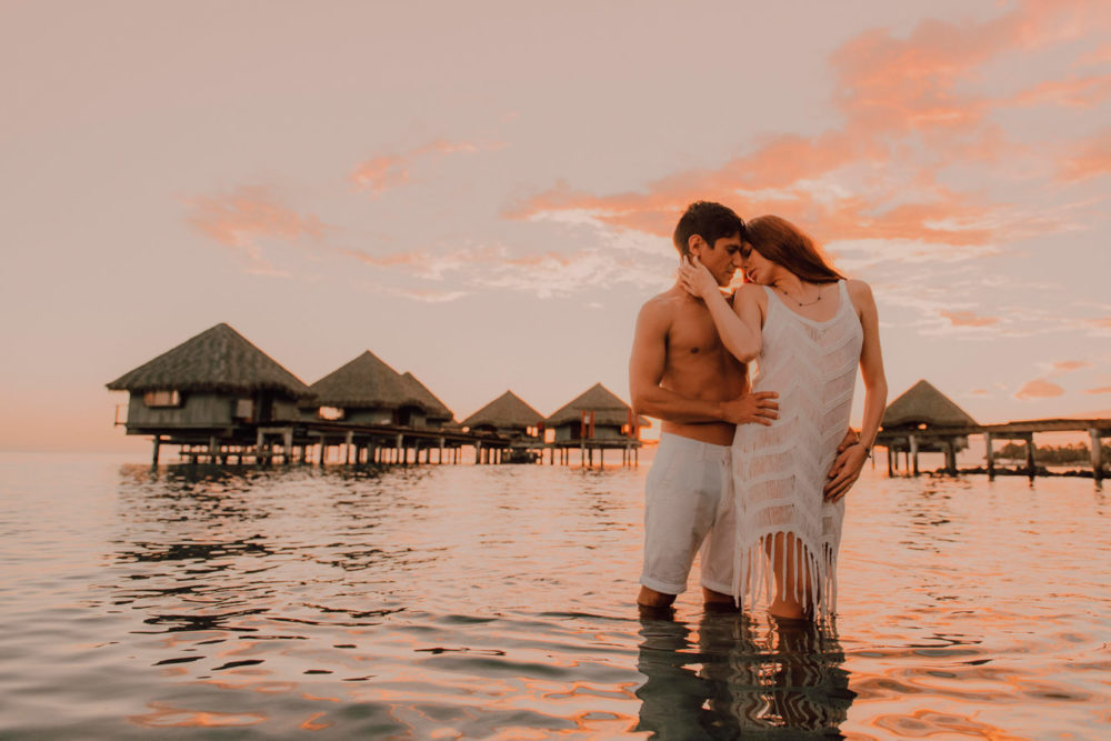 Séance photo de couple sur la plage de l'hôtel Le Méridien Tahiti