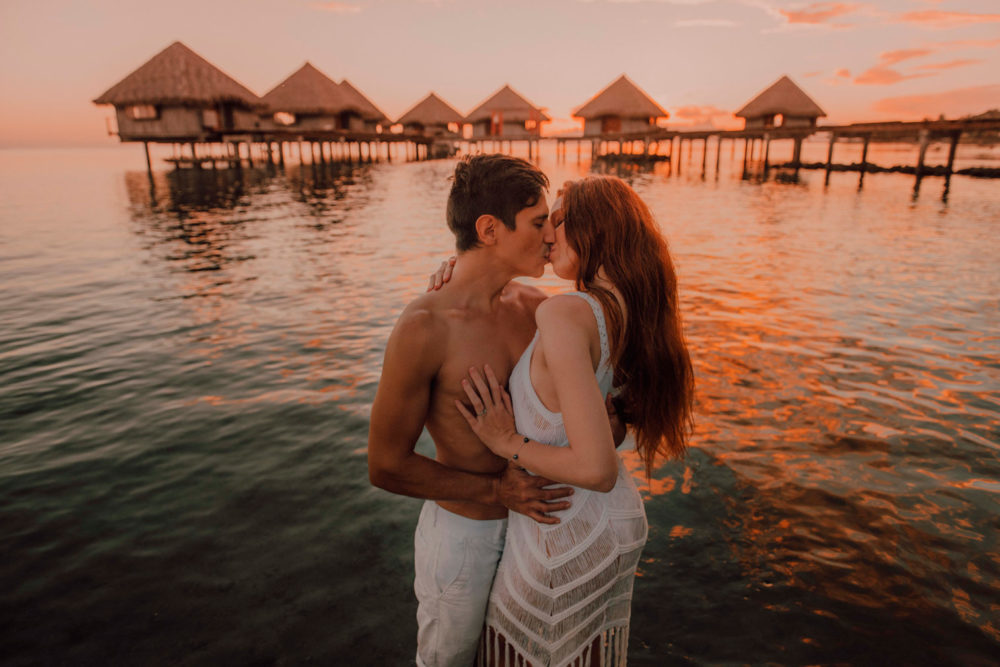 Séance photo de couple sur la plage de l'hôtel Le Méridien Tahiti