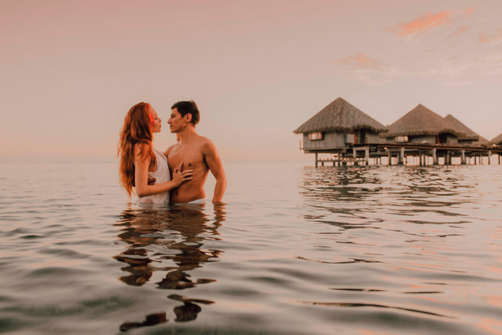 Séance photo de couple sur la plage de l'hôtel Le Méridien Tahiti