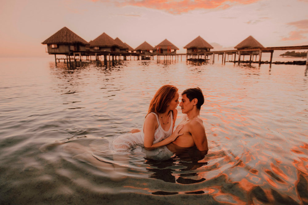 Séance photo de couple sur la plage de l'hôtel Le Méridien Tahiti
