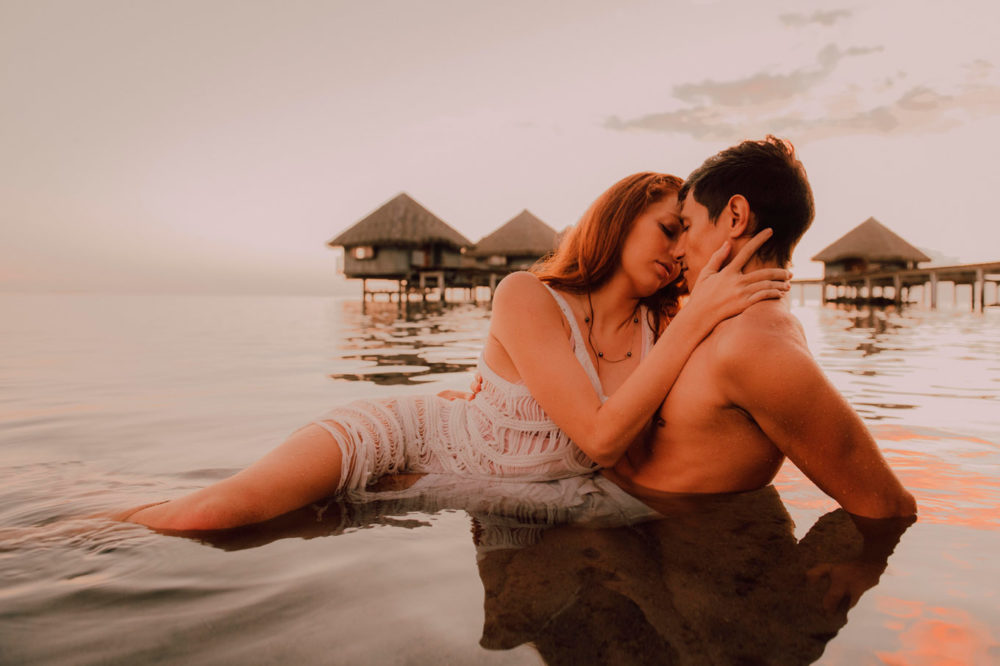 Séance photo de couple sur la plage de l'hôtel Le Méridien Tahiti