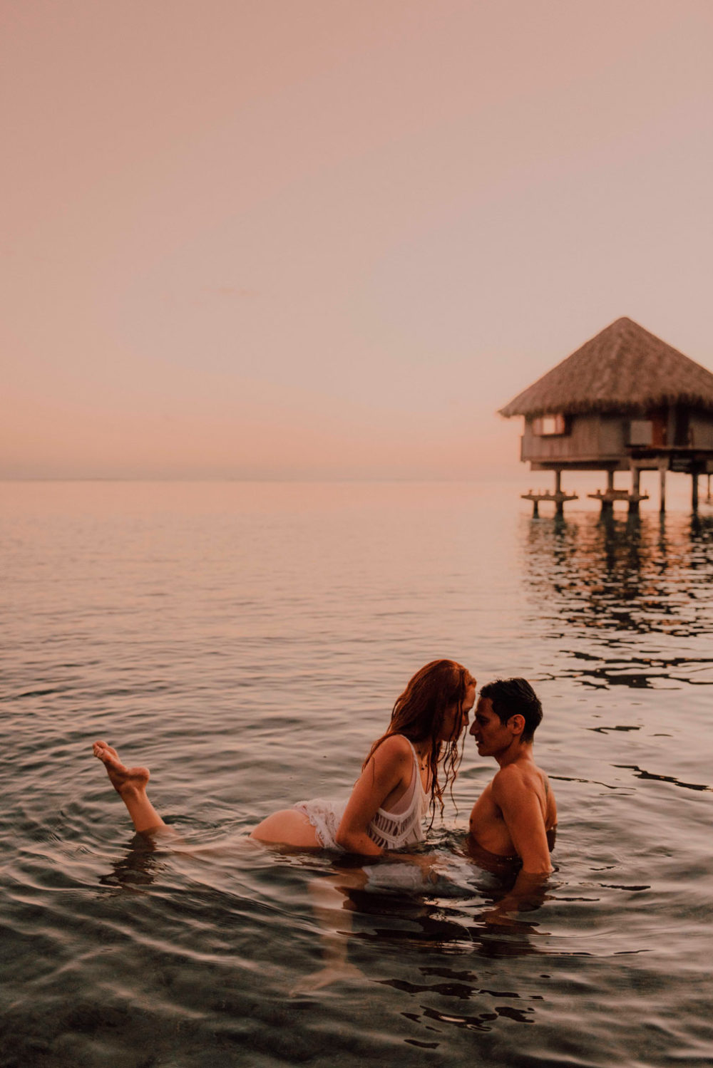Séance photo de couple sur la plage de l'hôtel Le Méridien Tahiti