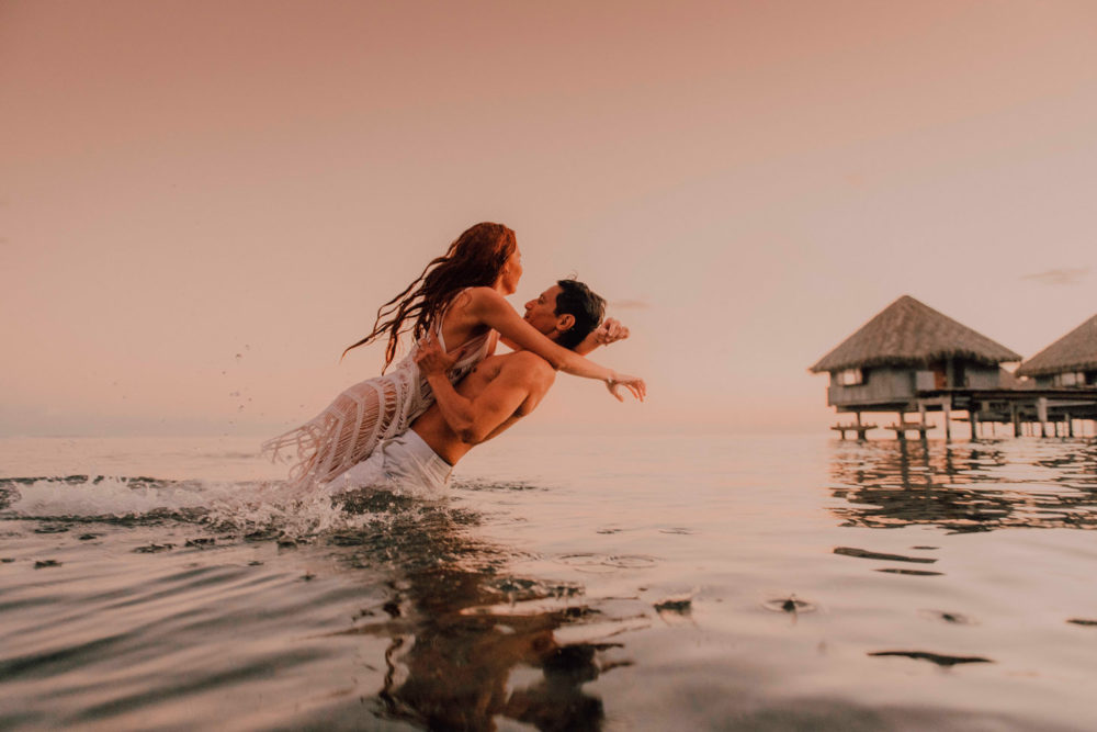 Séance photo de couple sur la plage de l'hôtel Le Méridien Tahiti
