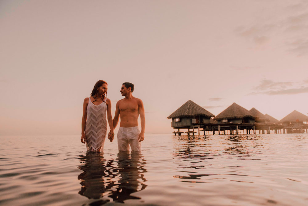 Séance photo de couple sur la plage de l'hôtel Le Méridien Tahiti