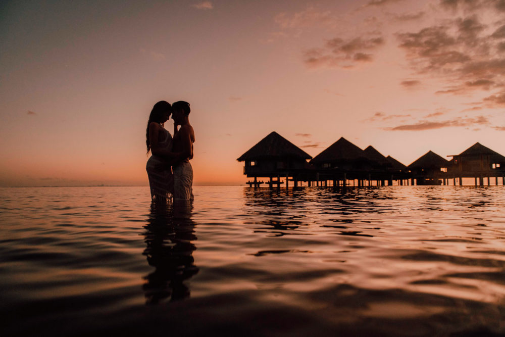 Séance photo de couple sur la plage de l'hôtel Le Méridien Tahiti