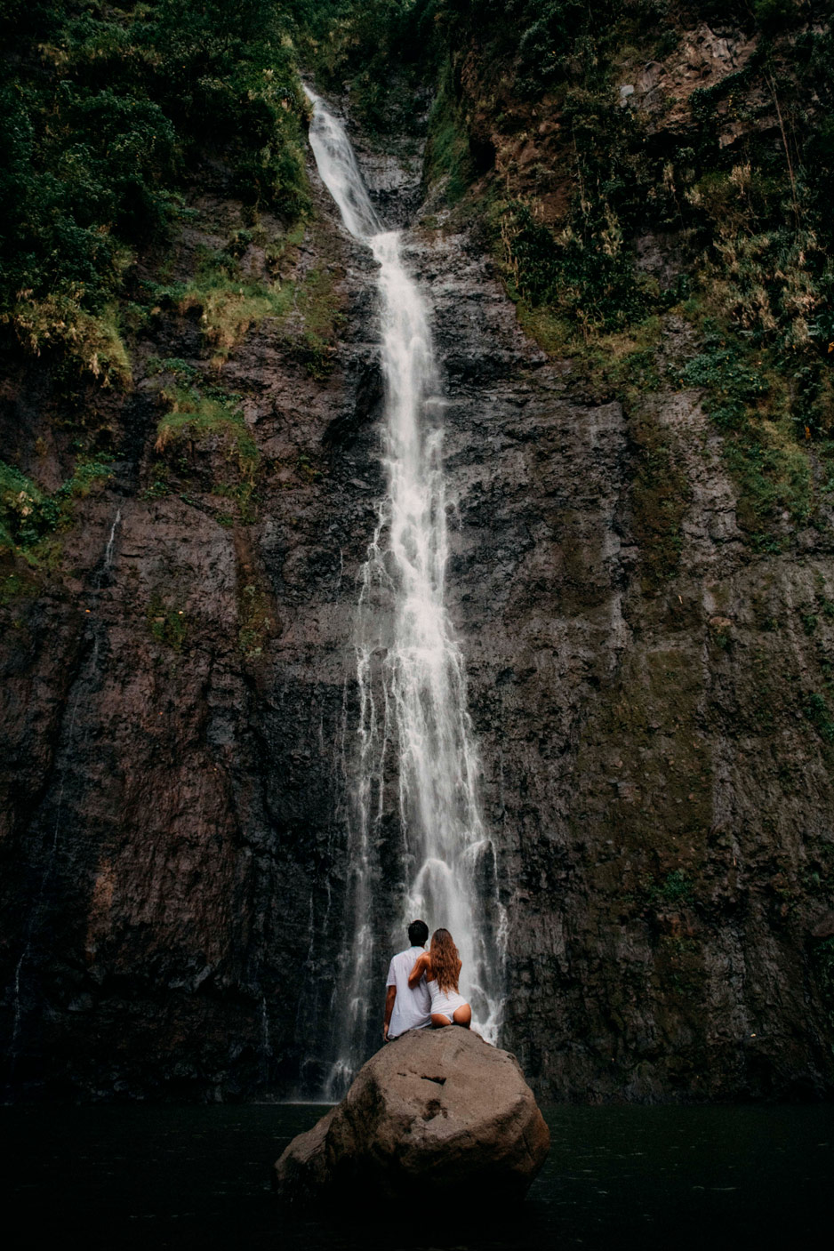 Photos de couple sous une cascade à Tahiti - MG Photographe tahiti