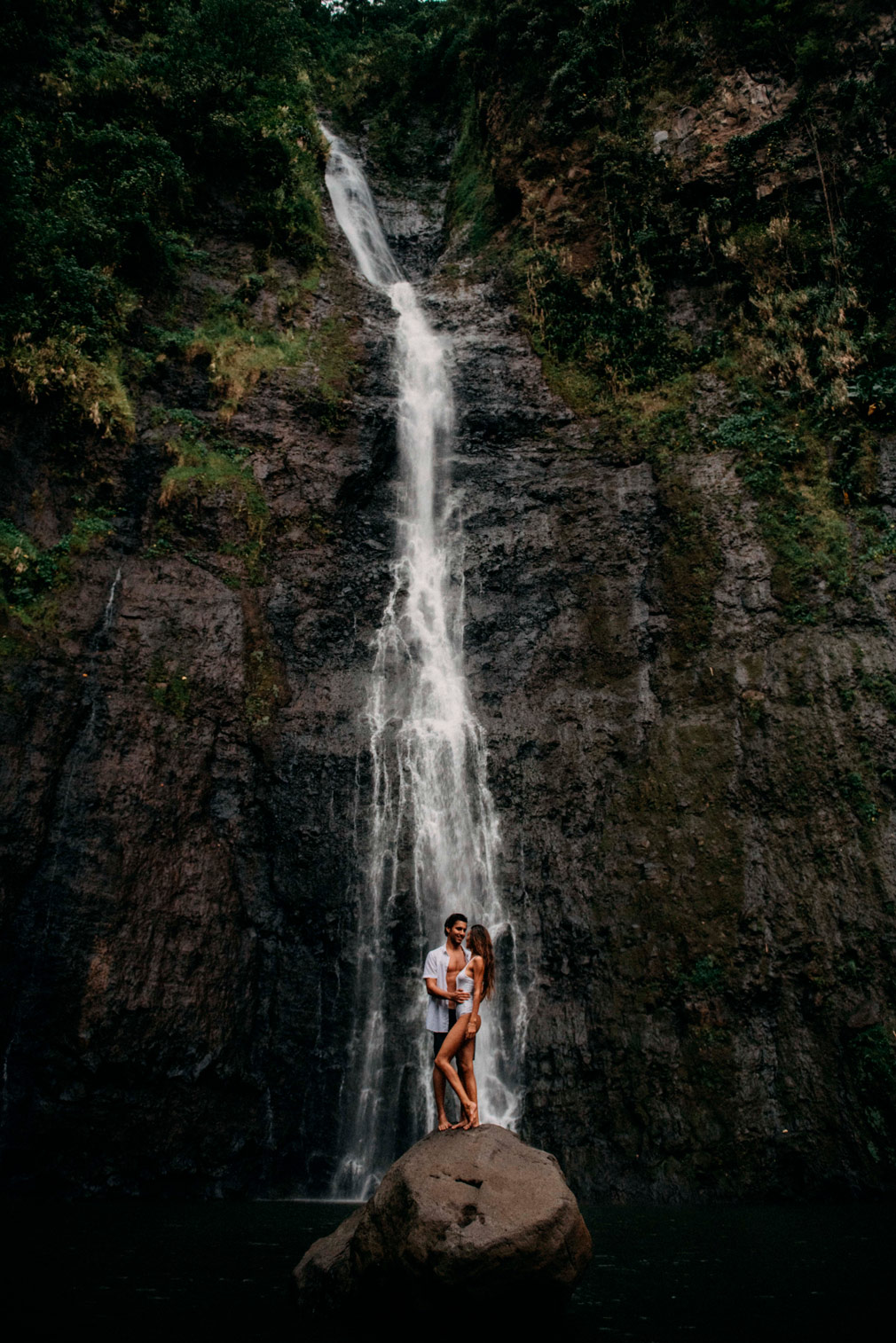 Photos de couple sous une cascade à Tahiti - MG Photographe tahiti