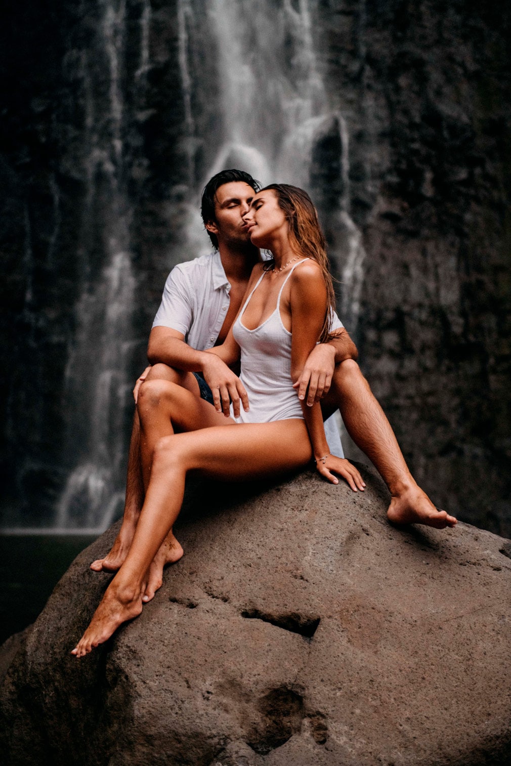 Photos de couple sous une cascade à Tahiti - MG Photographe tahiti