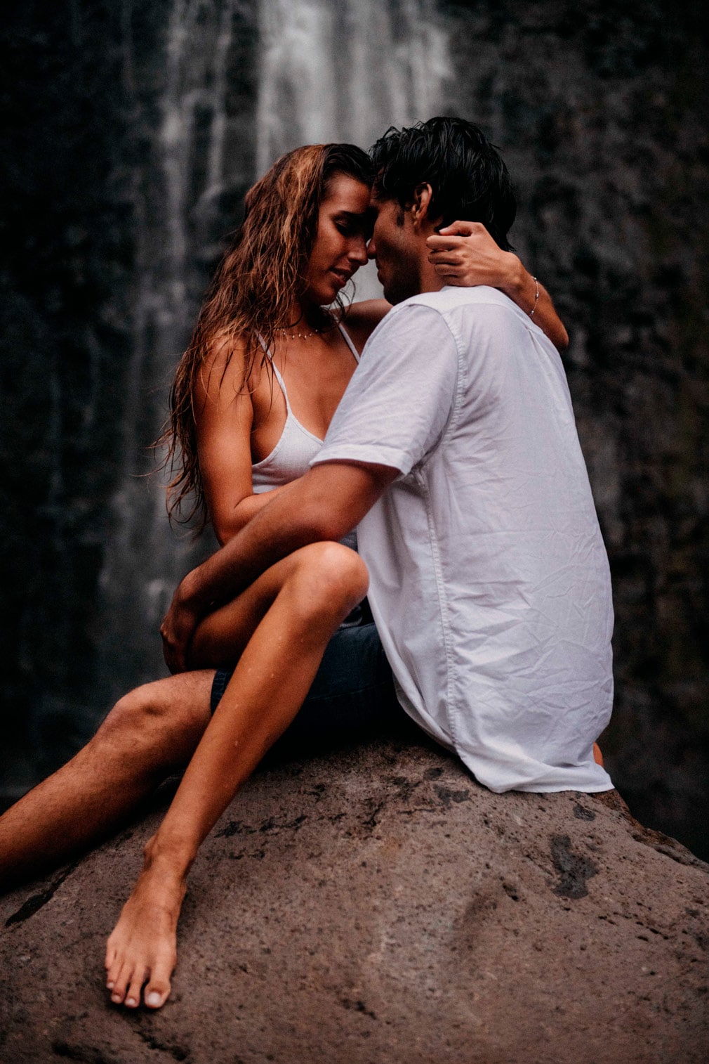 Photos de couple sous une cascade à Tahiti - MG Photographe tahiti