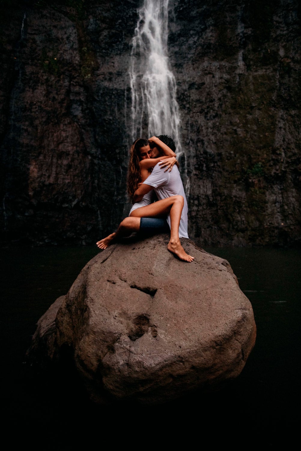 Photos de couple sous une cascade à Tahiti - MG Photographe tahiti