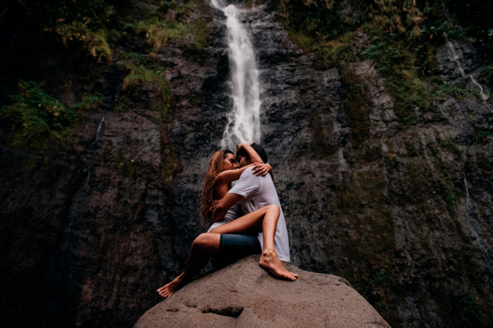 Photos de couple sous une cascade à Tahiti - MG Photographe tahiti