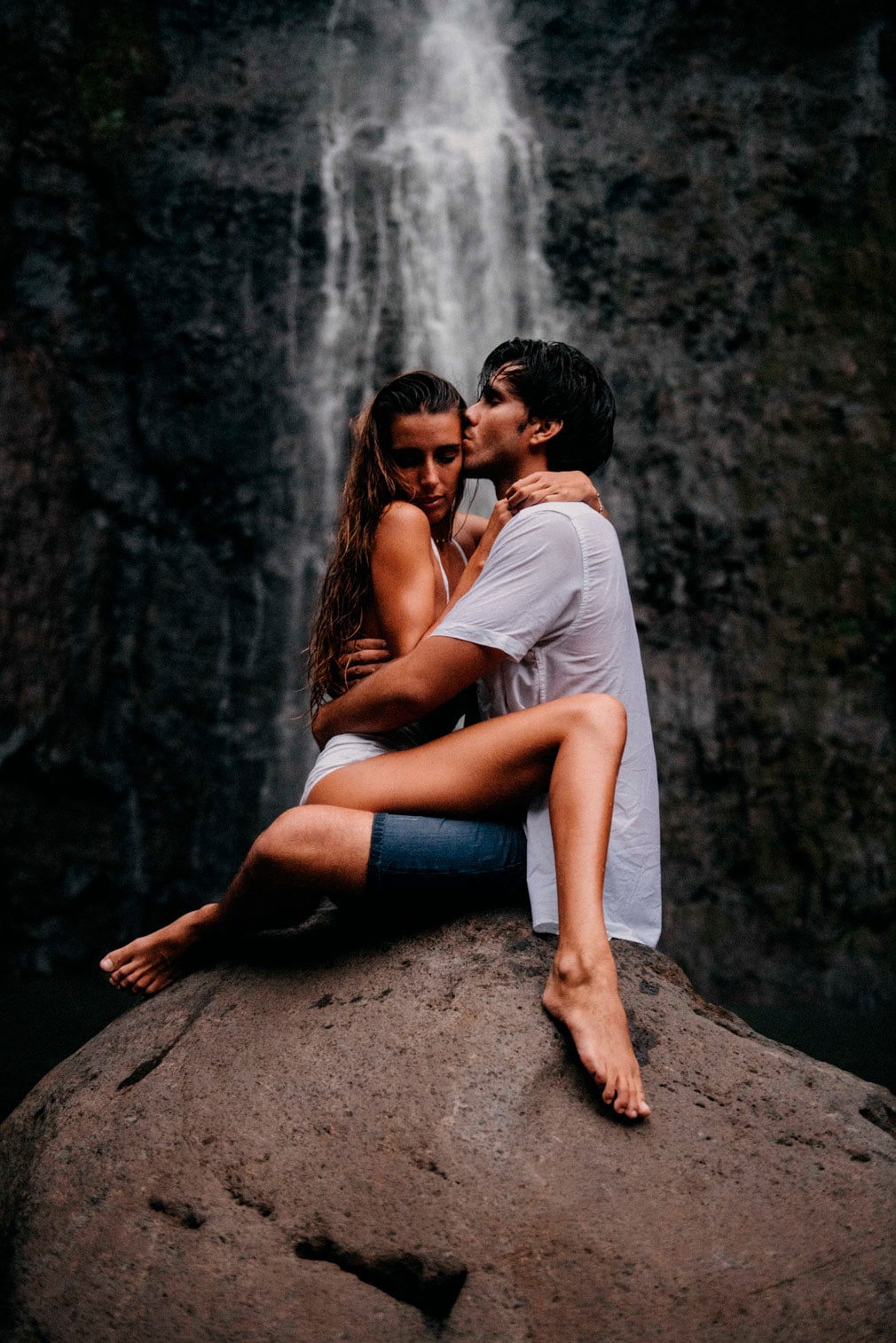 Photos de couple sous une cascade à Tahiti - MG Photographe tahiti