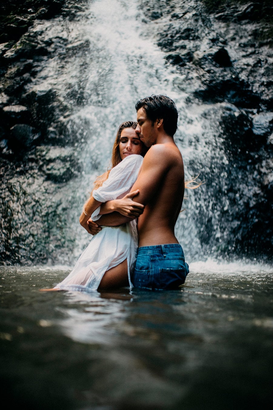 Photos de couple sous une cascade à Tahiti - MG Photographe tahiti