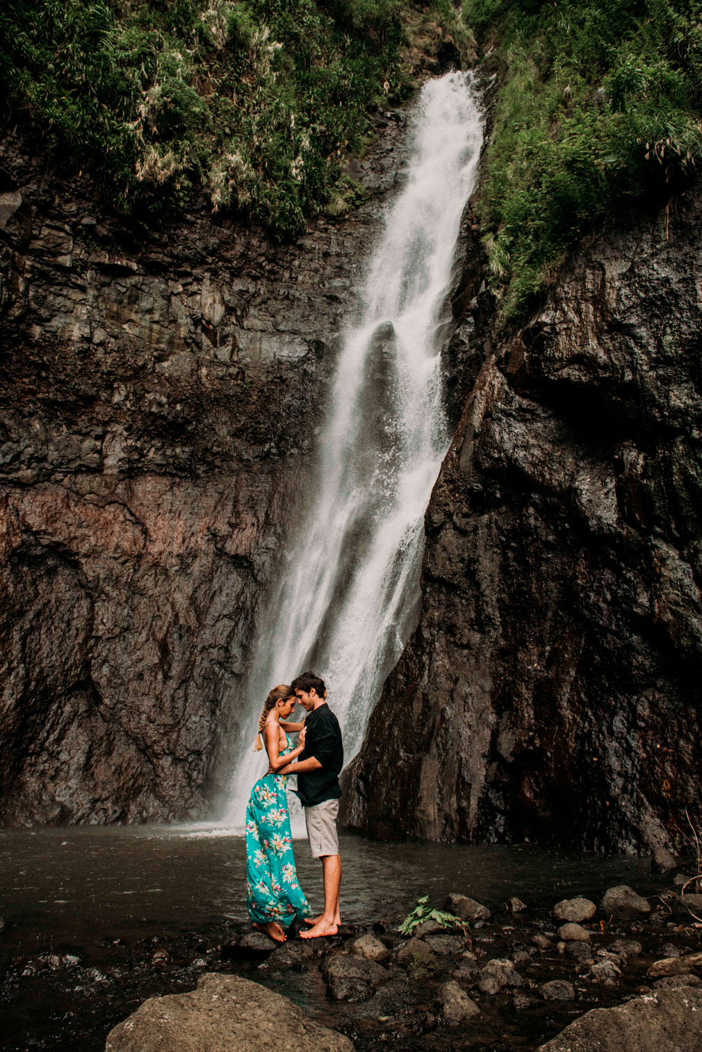 Photos de couple dans la foret tropicale de Tahiti - MG Photographe tahiti
