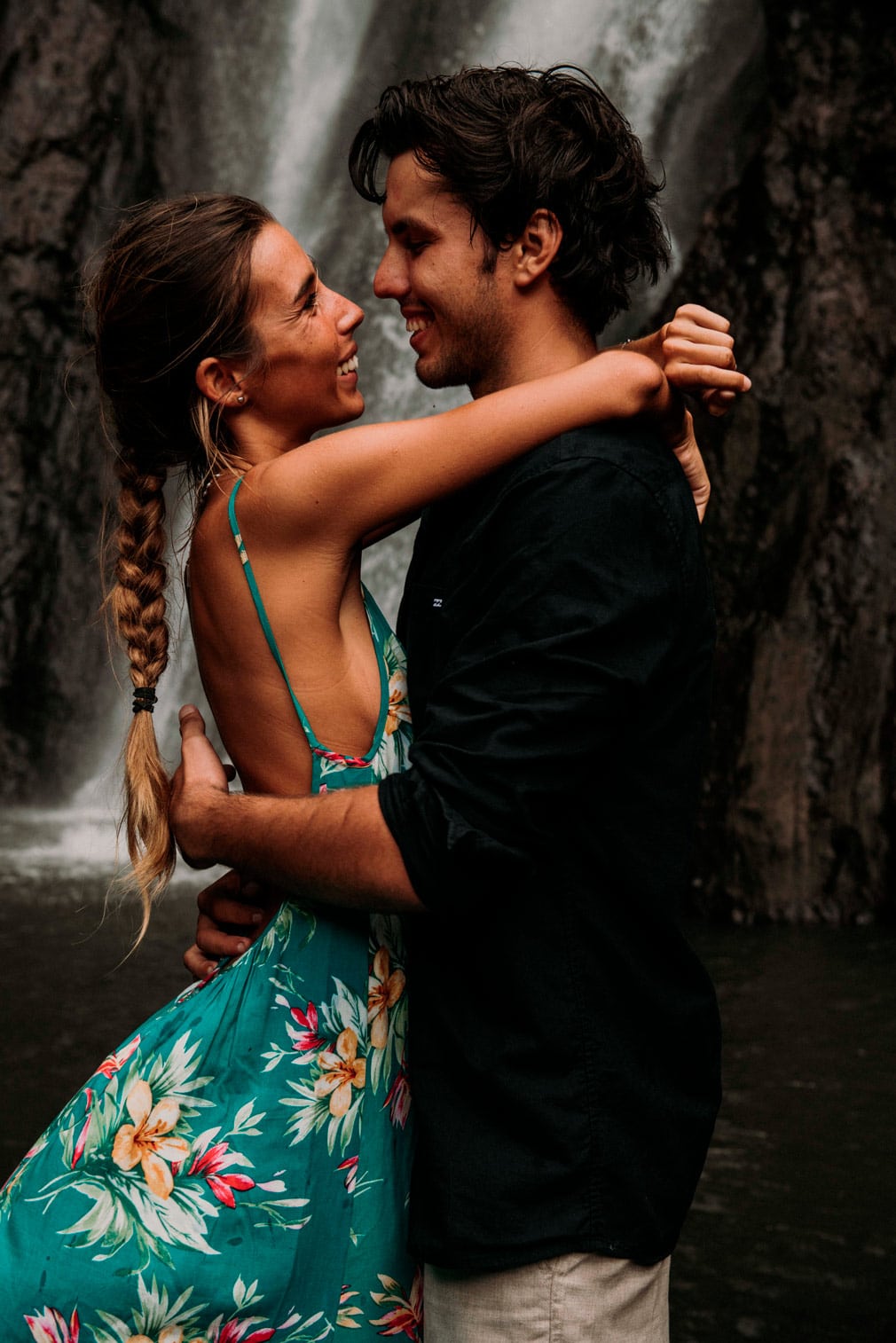 Photos de couple dans la foret tropicale de Tahiti - MG Photographe tahiti