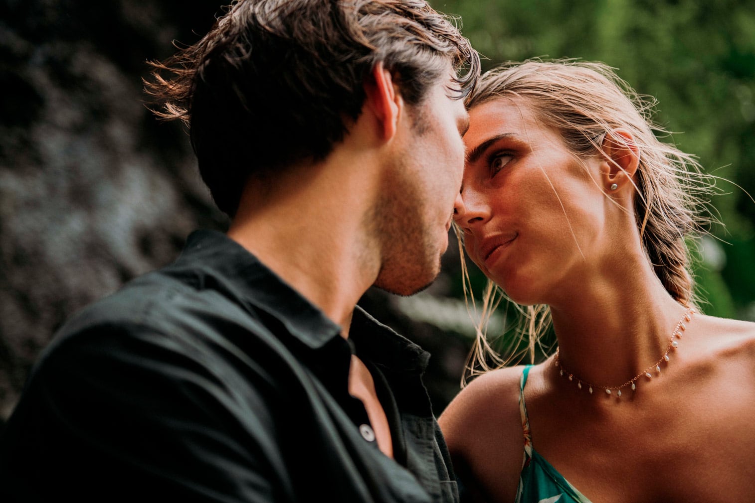 Photos de couple dans la foret tropicale de Tahiti - MG Photographe tahiti