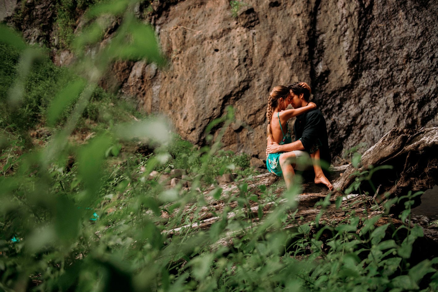 Photos de couple dans la foret tropicale de Tahiti - MG Photographe tahiti