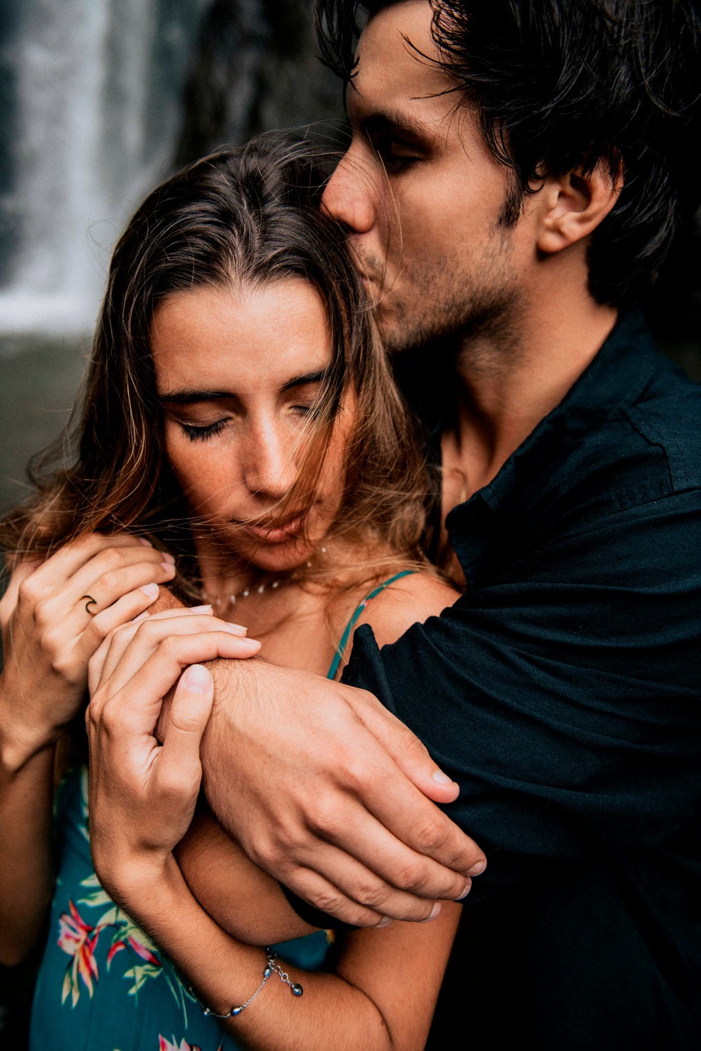 Photos de couple dans la foret tropicale de Tahiti - MG Photographe tahiti