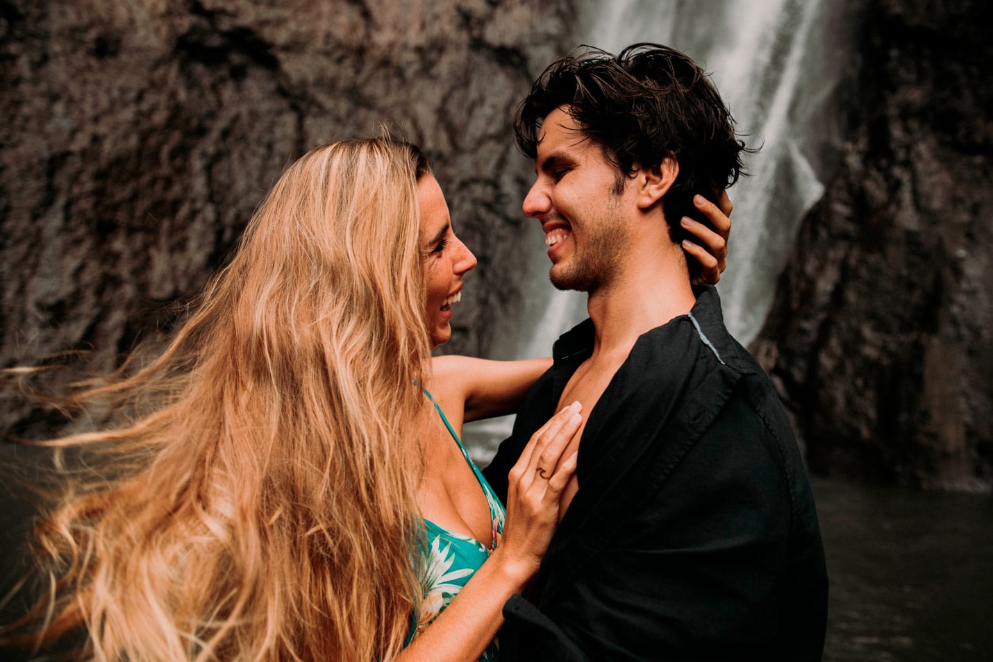 Photos de couple dans la foret tropicale de Tahiti - MG Photographe tahiti