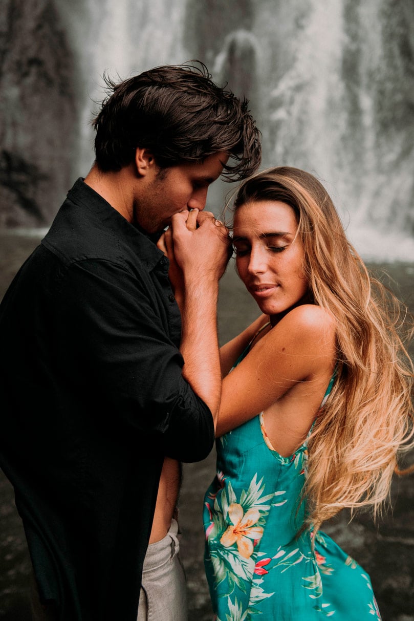 Photos de couple dans la foret tropicale de Tahiti - MG Photographe tahiti