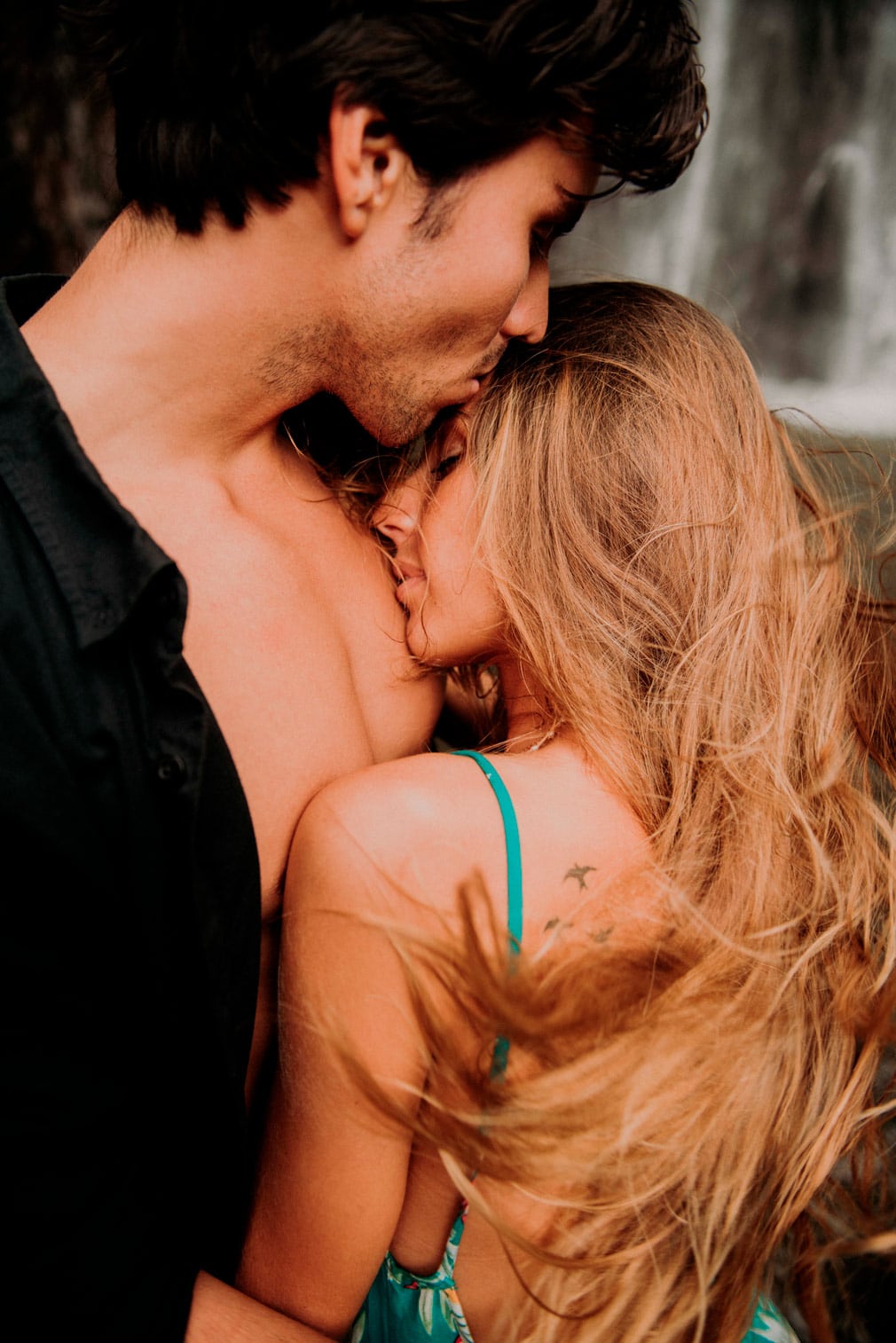 Photos de couple dans la foret tropicale de Tahiti - MG Photographe tahiti