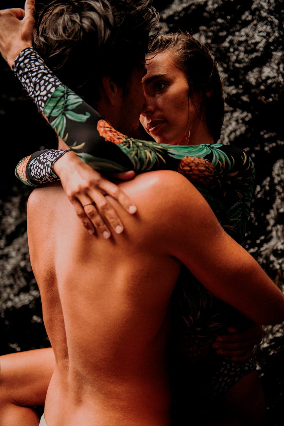 Photos de couple dans la foret tropicale de Tahiti - MG Photographe tahiti