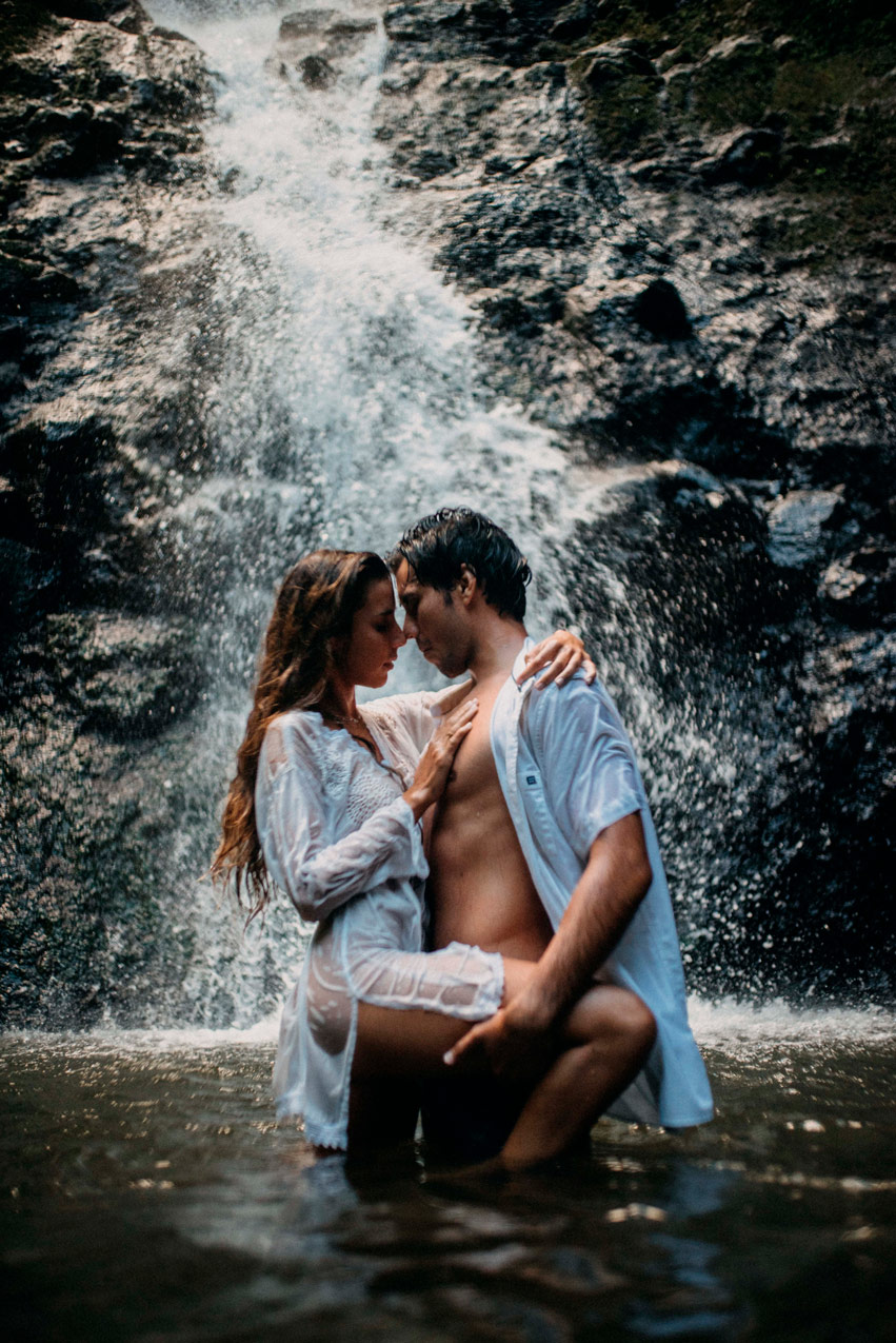 Photos de couple sous une cascade à Tahiti - MG Photographe tahiti
