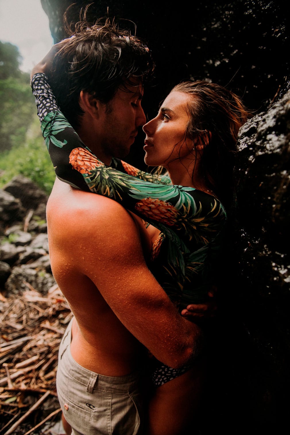 Photos de couple dans la foret tropicale de Tahiti - MG Photographe tahiti