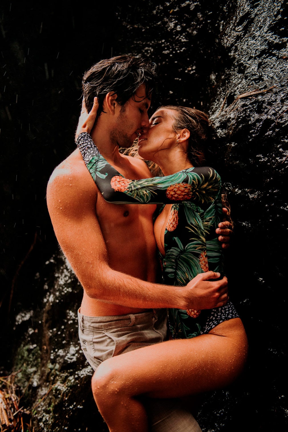 Photos de couple dans la foret tropicale de Tahiti - MG Photographe tahiti