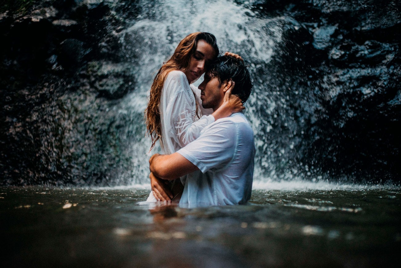 Photos de couple sous une cascade à Tahiti - MG Photographe tahiti