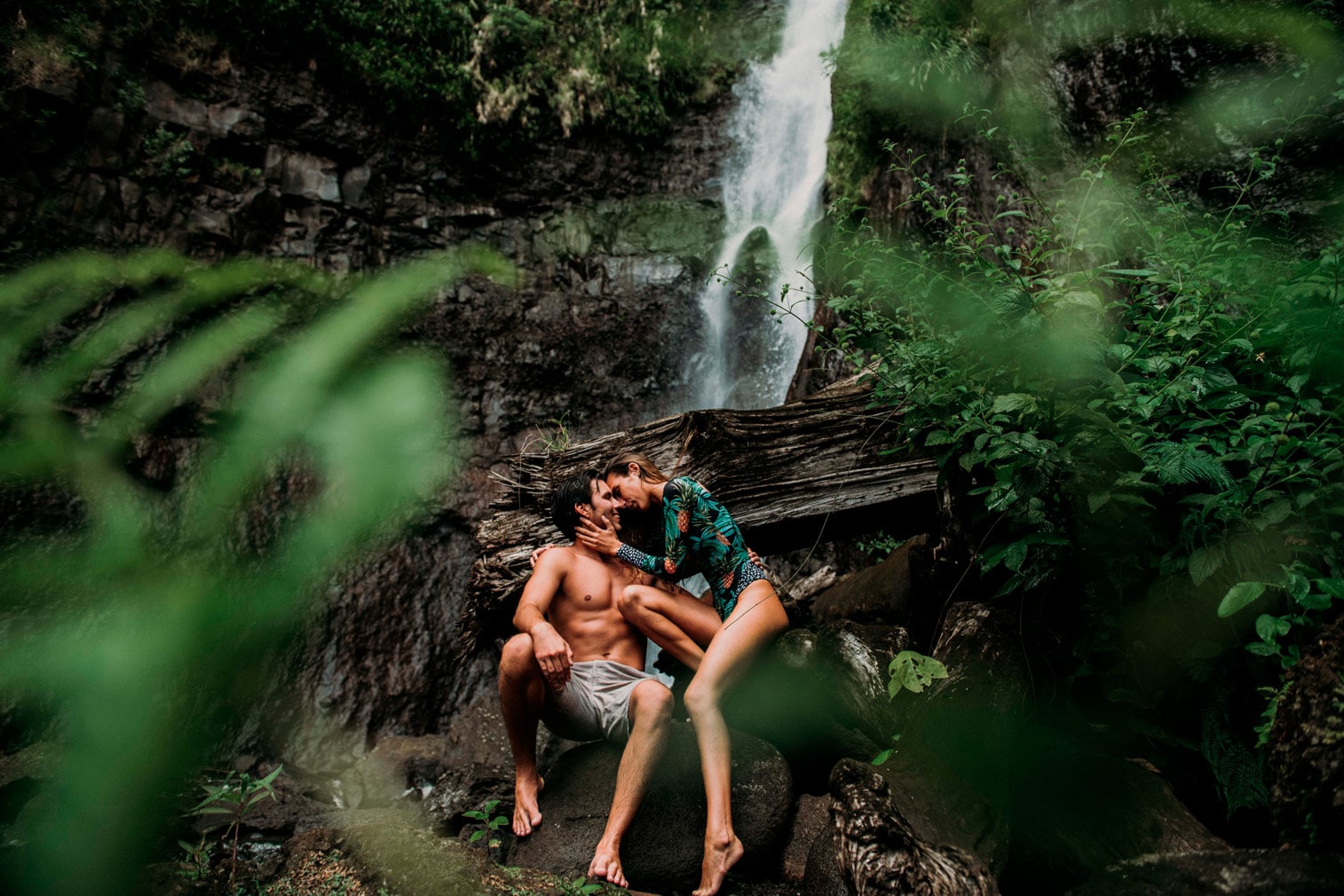 Photos de couple dans la foret tropicale de Tahiti - MG Photographe tahiti