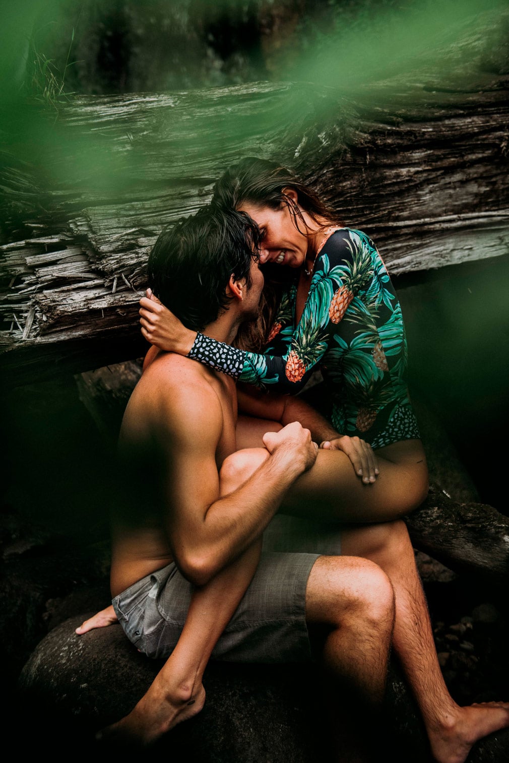 Photos de couple dans la foret tropicale de Tahiti - MG Photographe tahiti