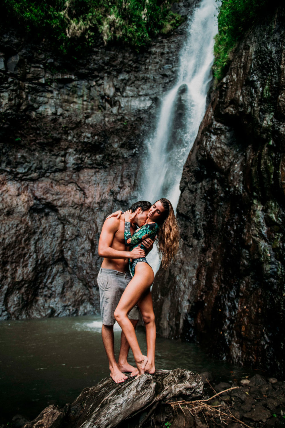 Photos de couple sous une cascade à Tahiti - MG Photographe tahiti