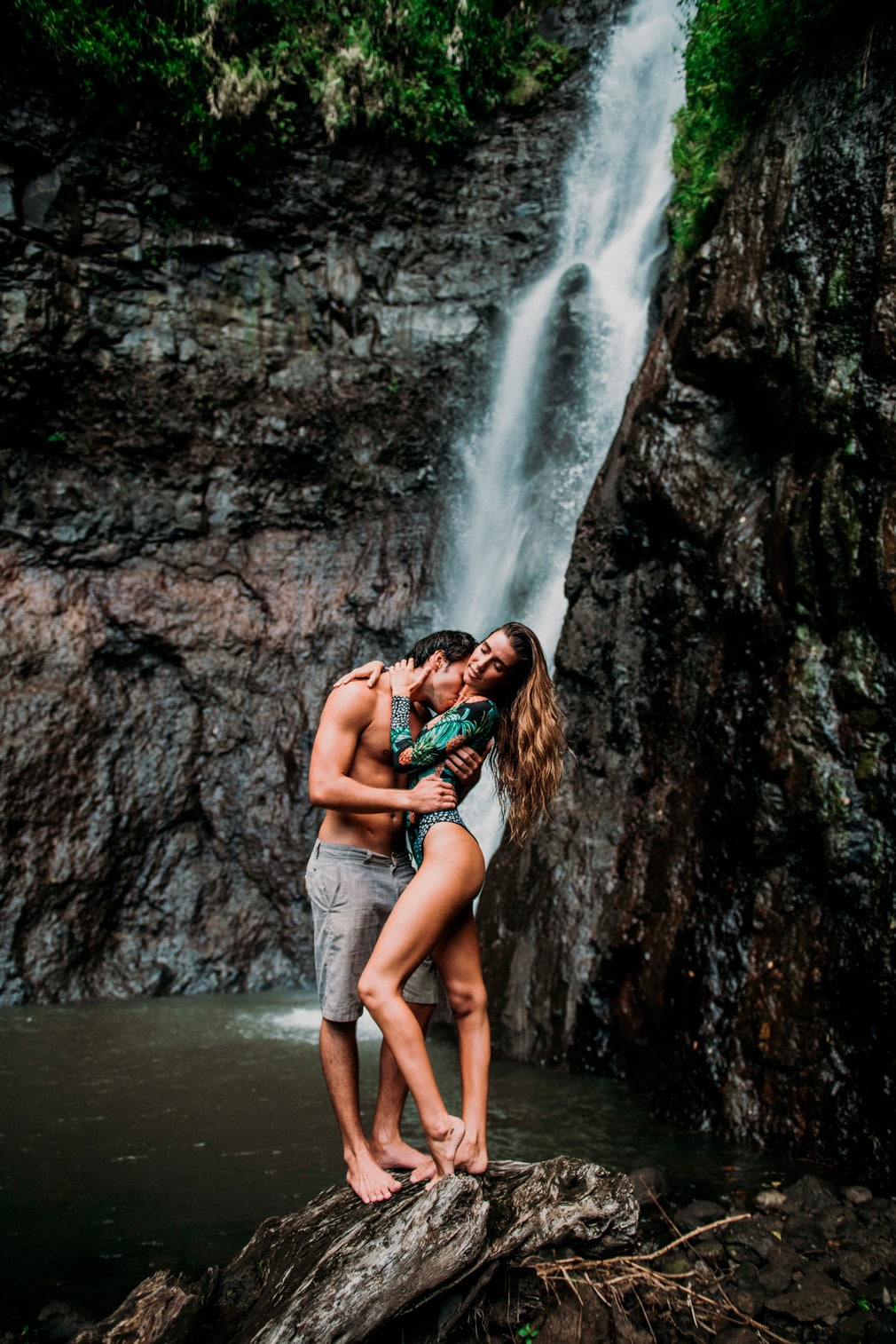 Photos de couple sous une cascade à Tahiti - MG Photographe tahiti