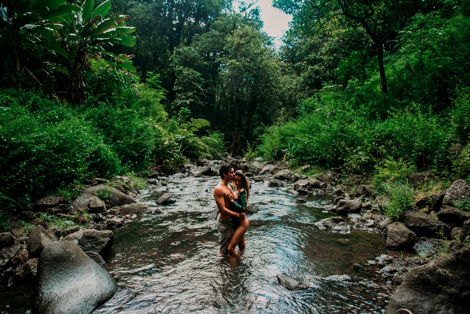 Photos de couple sous une cascade à Tahiti - MG Photographe tahiti