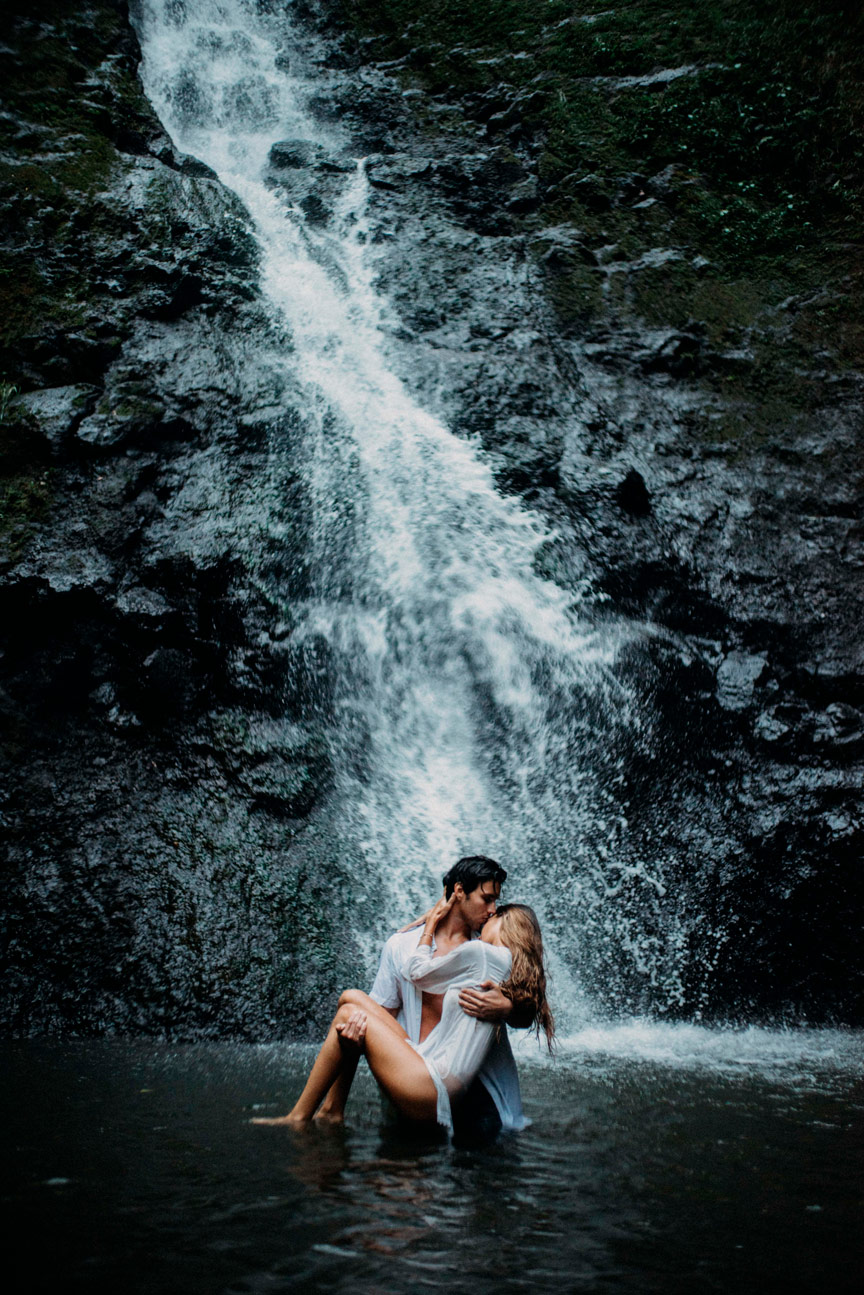 Photos de couple sous une cascade à Tahiti - MG Photographe tahiti