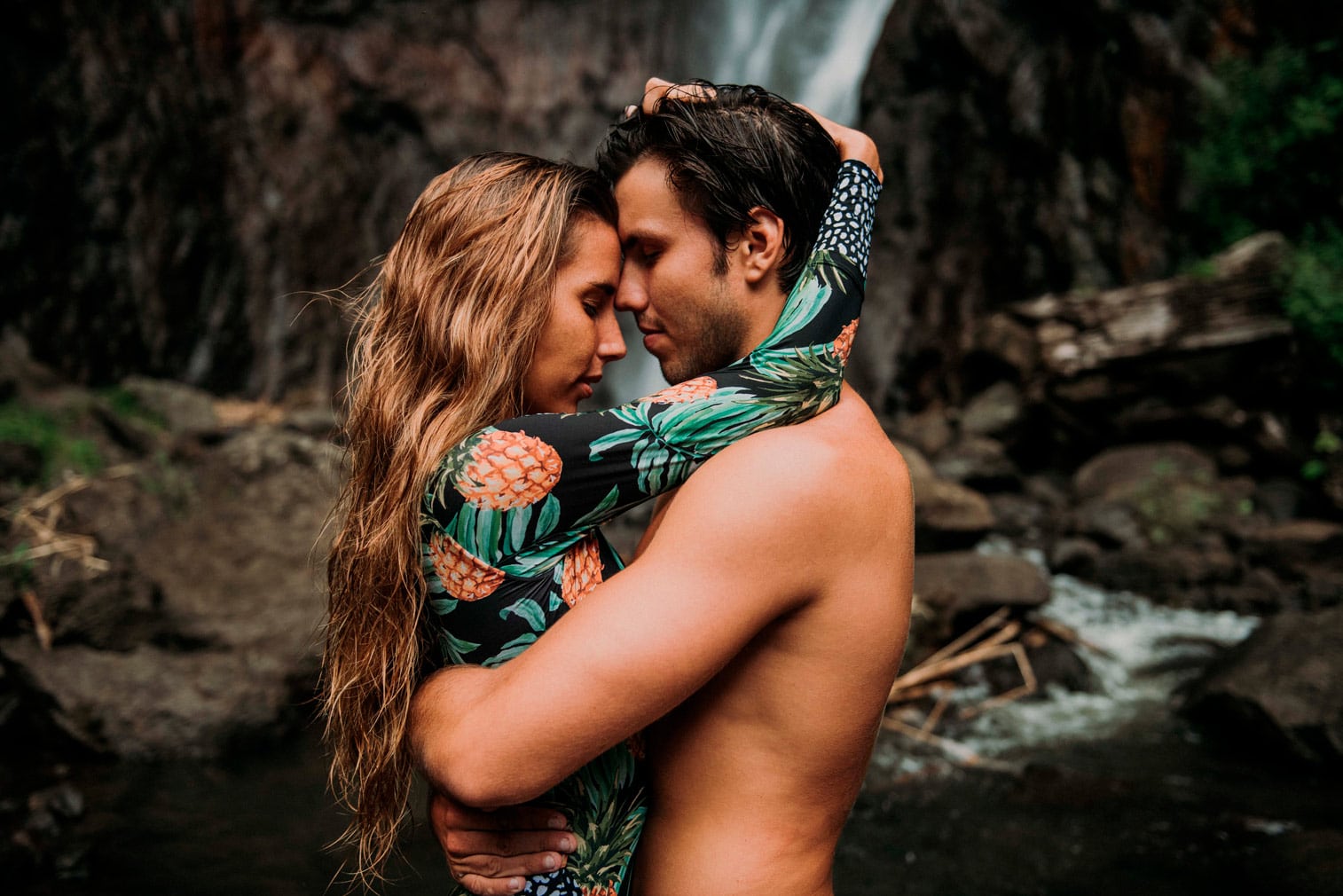 Photos de couple sous une cascade à Tahiti - MG Photographe tahiti