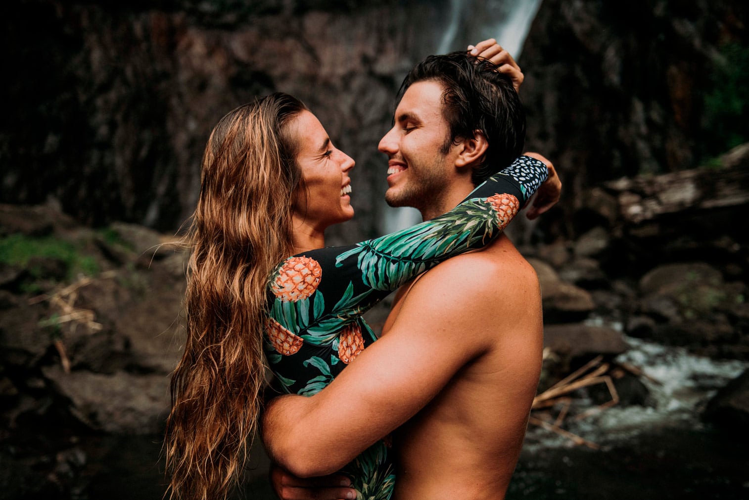Photos de couple sous une cascade à Tahiti - MG Photographe tahiti
